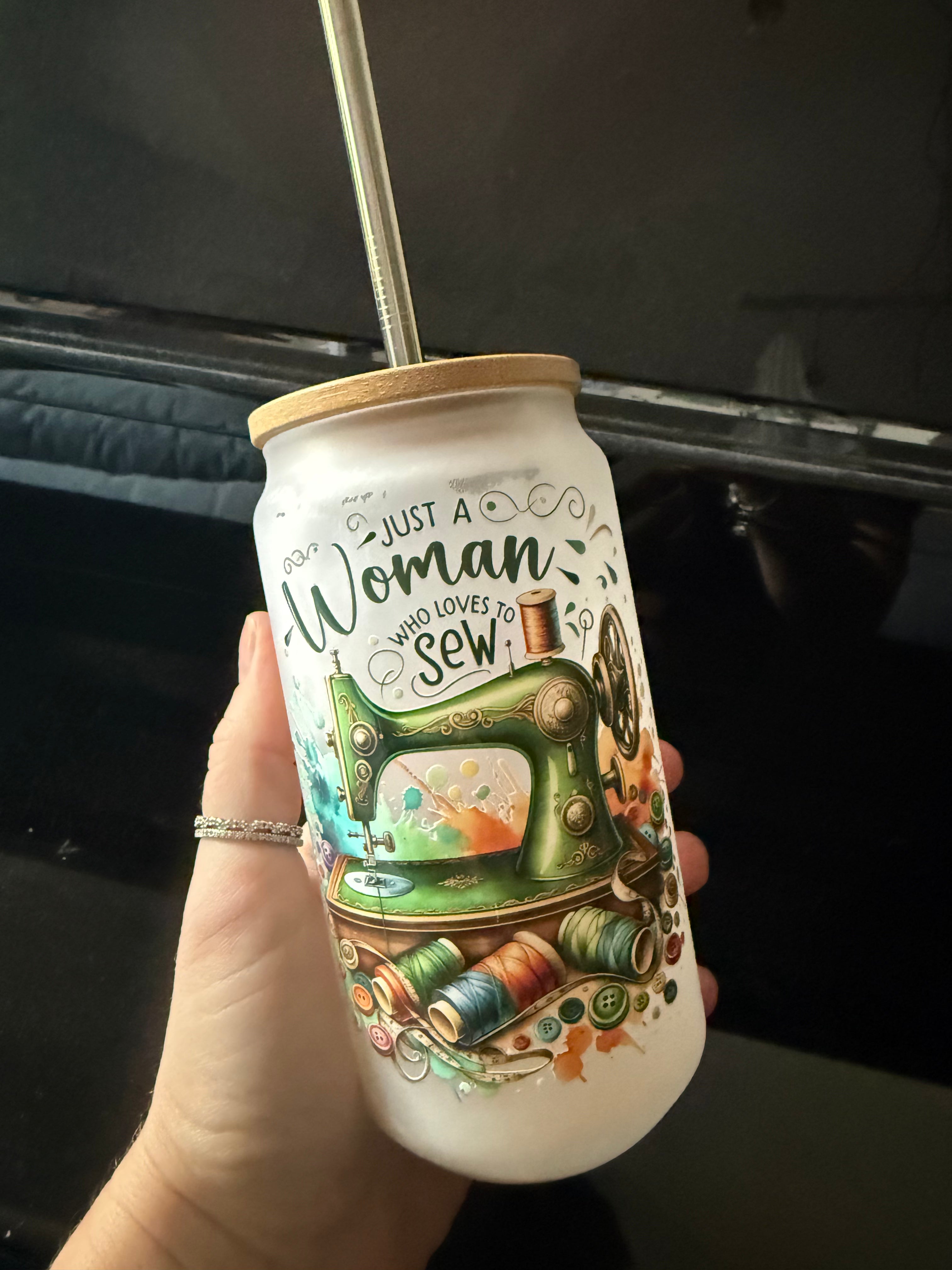 Exklusiver Glasbecher mit Print von Crazy Fabrics – inkl. Bambusdeckel & Edelstahl-Strohhalm